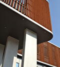 Gevel met houten gevelbekledingen